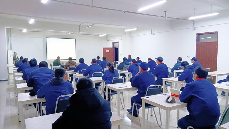 瑜伽教练培训课程通常包括以下几个方面：