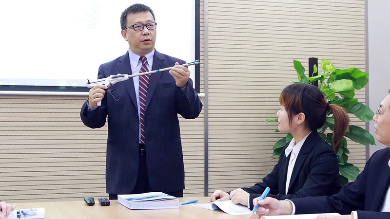 根据培训目标，企业应选择与之匹配的培训内容。这包括但不限于以下方面：